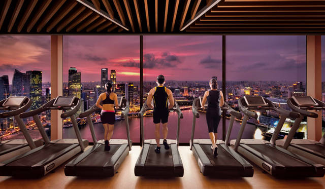 <strong>Marina Bay Sands Singapore｜マリーナ・ベイ・サンズ</strong>　57階にあるジムでは最新トレーニングマシンのほか、ヨガクラスなども開催している