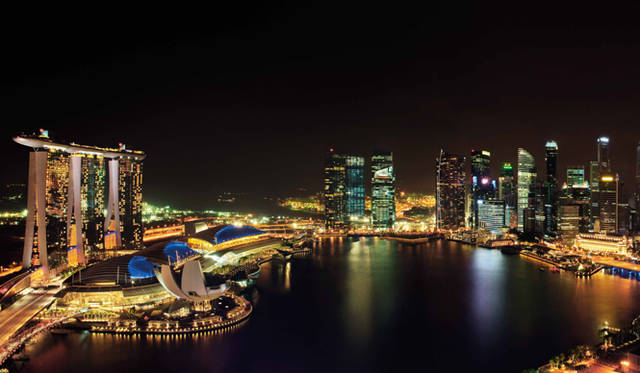 <strong>Marina Bay Sands Singapore｜マリーナ・ベイ・サンズ</strong>　金融街の高層ビル群の灯りが彩るベイエリアの夜景