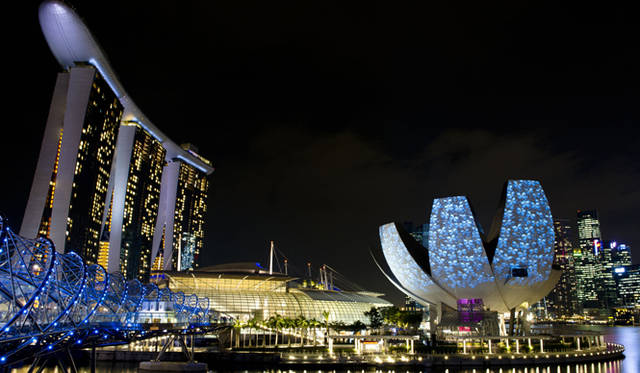 <strong>Marina Bay Sands Singapore｜マリーナ・ベイ・サンズ</strong>　「マリーナ・ベイ・サンズ」も幻想的にライトアップされる