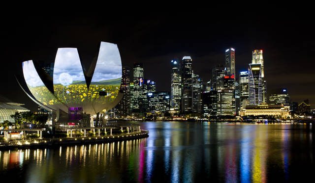 <strong>Marina Bay Sands Singapore｜マリーナ・ベイ・サンズ</strong>　“光”をテーマに、マリーナ・ベイエリアにて期間限定でおこなわれたアートイベントに参加した「ArtScienceミュージアム」