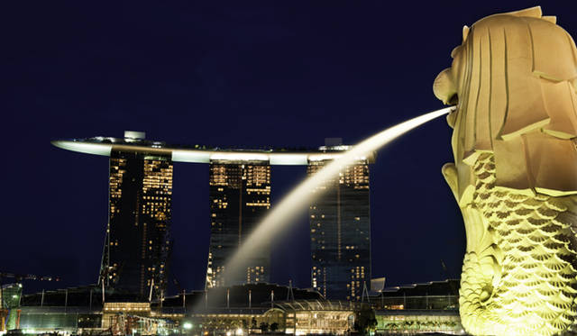 <strong>Marina Bay Sands Singapore｜マリーナ・ベイ・サンズ</strong>　マリーナ・ベイの対岸にはシンガポールのシンボル、マーライオンが鎮座する