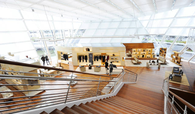<strong>Marina Bay Sands Singapore｜マリーナ・ベイ・サンズ</strong>　「ルイ・ヴィトン アイランド メゾン」／豊富なラインナップを誇る広々とした店舗は全3階