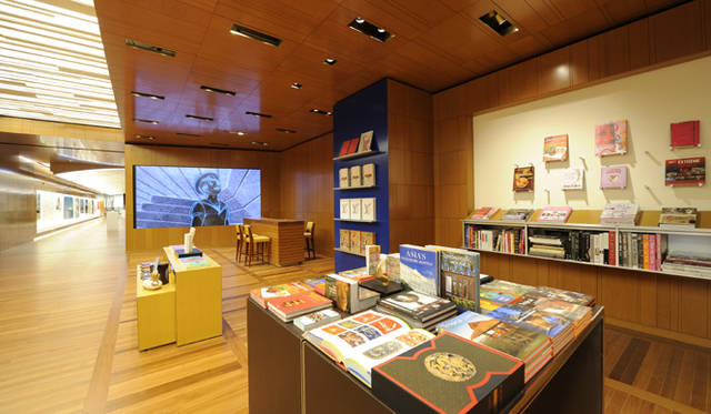 <strong>Marina Bay Sands Singapore｜マリーナ・ベイ・サンズ</strong>　「ルイ・ヴィトン アイランド メゾン」／1階ではアート関連の書籍を中心に、ブランドがセレクトする本の販売や、アート作品の展示がおこなわれている