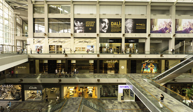 <strong>Marina Bay Sands Singapore｜マリーナ・ベイ・サンズ</strong>　「マリーナ・ベイ・サンズ・ショップス」／有名ラグジュアリーブランドはひと通り揃う充実のブランドラインナップ