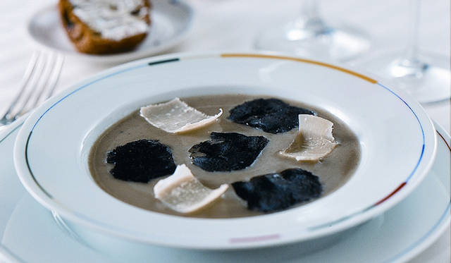 <strong>Marina Bay Sands Singapore｜マリーナ・ベイ・サンズ</strong>　「Guy Savoy」／名物は、トリュフの豊かな香りを存分に愉しむスープ