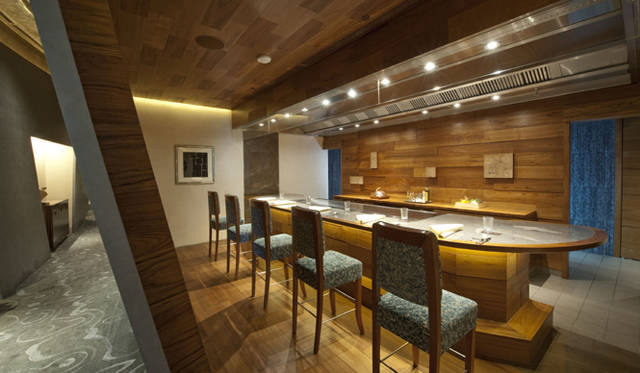 <strong>Marina Bay Sands Singapore｜マリーナ・ベイ・サンズ</strong>　1日8組限定、テーブルはすべて個室の鉄板和食「Waku Ghin」