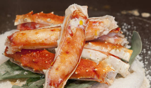 <strong>Marina Bay Sands Singapore｜マリーナ・ベイ・サンズ</strong>　「Waku Ghin」／その日のお薦め新鮮魚介を使ったコースは、すべて目の前で調理される