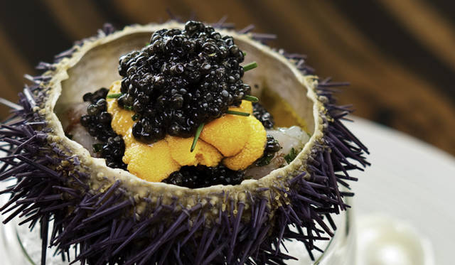 <strong>Marina Bay Sands Singapore｜マリーナ・ベイ・サンズ</strong>　「Waku Ghin」／客の目の前で調理をおこなうため、ひとりひとりの好みに合わせたアレンジが可能となる