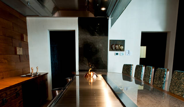 <strong>Marina Bay Sands Singapore｜マリーナ・ベイ・サンズ</strong>　「Waku Ghin」／まるでシェフのキッチンで食事をするような感覚で、カジュアルに、でも最高の味を楽しんでほしい、というのがコンセプトだという