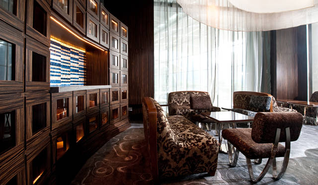 <strong>Marina Bay Sands Singapore｜マリーナ・ベイ・サンズ</strong>　「Waku Ghin」／食事のあとも店の奥にあるテーブル席で自慢のワインや日本酒をゆったり楽しむことができる