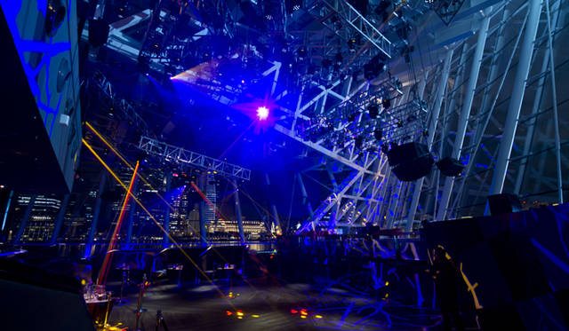 <strong>Marina Bay Sands Singapore｜マリーナ・ベイ・サンズ</strong>　「アヴァロン」／マリーナベイの海に浮かぶ全2階の広々とした空間を満たす音楽、最先端のビジュアル効果が、開放感溢れるホットな夜を演出する