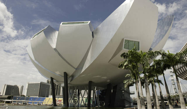 <strong>Marina Bay Sands Singapore｜マリーナ・ベイ・サンズ</strong>　「ArtScienceミュージアム」／モシェ・サフディ氏による大胆な建築は蓮の花がモチーフとなっている