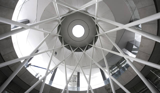 <strong>Marina Bay Sands Singapore｜マリーナ・ベイ・サンズ</strong>　「ArtScienceミュージアム」／ミュージアムのレセプションから天井を見上げたようす