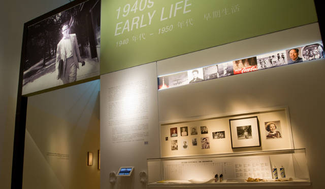 <strong>Marina Bay Sands Singapore｜マリーナ・ベイ・サンズ</strong>　「アンディ・ウォーホル：15分の永遠」／1940-50年代「初期」　幼少期の描画や、ニューヨークに渡ってすぐの頃に描かれたイラスト作品などを展示　© 2012 The Andy Warhol Foundation for the Visual Arts, Inc. / Artists Rights Society (ARS), New York and Marina Bay Sands