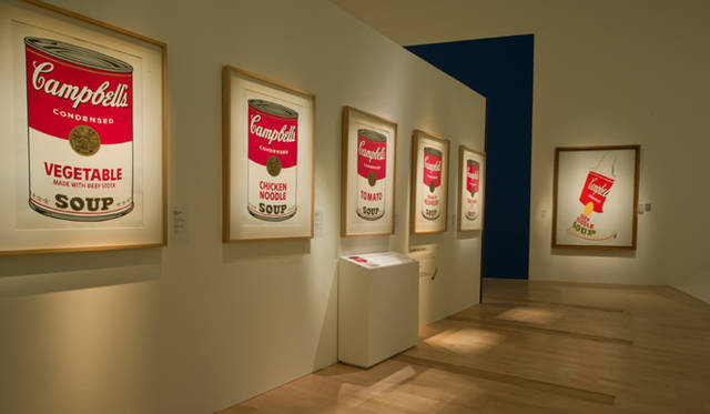 <strong>Marina Bay Sands Singapore｜マリーナ・ベイ・サンズ</strong>　「アンディ・ウォーホル：15分の永遠」／1960年代「ファクトリー」　「キャンベルスープ」（1961年）　© 2012 The Andy Warhol Foundation for the Visual Arts, Inc. / Artists Rights Society (ARS), New York and Marina Bay Sands