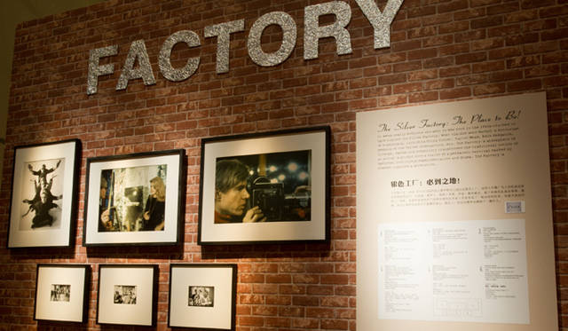 <strong>Marina Bay Sands Singapore｜マリーナ・ベイ・サンズ</strong>　「アンディ・ウォーホル：15分の永遠」／1960年代「ファクトリー」　キャンベルスープやマリリンモンローの肖像画など、おなじみの作品が作られたのはこの時代　© 2012 The Andy Warhol Foundation for the Visual Arts, Inc. / Artists Rights Society (ARS), New York and Marina Bay Sands