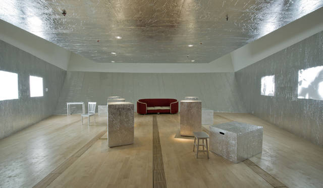 <strong>Marina Bay Sands Singapore｜マリーナ・ベイ・サンズ</strong>　「アンディ・ウォーホル：15分の永遠」／1960年代「ファクトリー」　当時のファクトリーを再現したスペースでは、アヴァンギャルドな映像作品の数々が上映される　© 2012 The Andy Warhol Foundation for the Visual Arts, Inc. / Artists Rights Society (ARS), New York and Marina Bay Sands