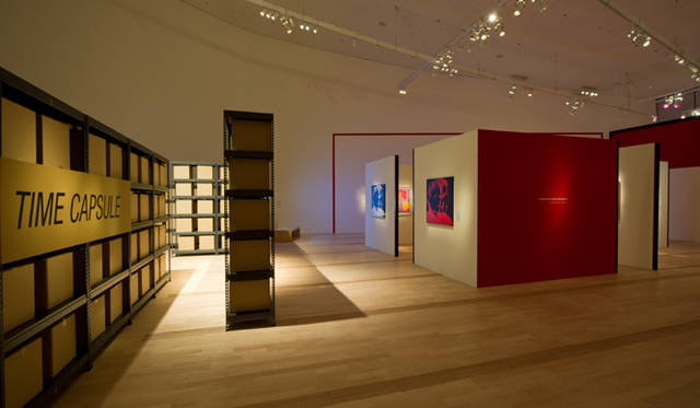 <strong>Marina Bay Sands Singapore｜マリーナ・ベイ・サンズ</strong>　「アンディ・ウォーホル：15分の永遠」／1970年代「露出」　雑誌や新聞の切り抜きをはじめ、ウォーホルが日常のなかでスクラップした品々を収めていた600個以上ものダンボール箱「タイムカプセル」が没後に発見された。本展ではその一部を特別に公開。すべてのタイムカプセルが保管されているピッツバーグの美術館の保管庫のようすを再現した展示演出もおもしろい　© 2012 The Andy Warhol Foundation for the Visual Arts, Inc. / Artists Rights Society (ARS), New York and Marina Bay Sands