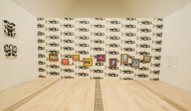 <strong>Marina Bay Sands Singapore｜マリーナ・ベイ・サンズ</strong>　「アンディ・ウォーホル：15分の永遠」／1980年代「最後の晩餐」　83年にスイスのブルーノ・ビショフベルガー・ギャラリーで開催した展覧会にならい、子ども向けの作品の展示位置を子どもの目線の高さまで下げて展示　© 2012 The Andy Warhol Foundation for the Visual Arts, Inc. / Artists Rights Society (ARS), New York and Marina Bay Sands