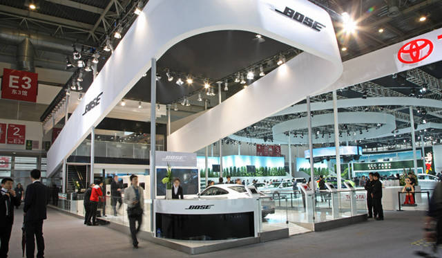 <strong>BOSE｜ボーズ</strong>　カーブランドに混じって、アクセサリーブランドながら存在感を放っていたボーズのブース