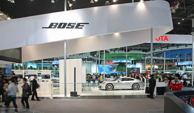 <strong>BOSE｜ボーズ</strong>　カーブランドに混じって、アクセサリーブランドながら存在感を放っていたボーズのブース