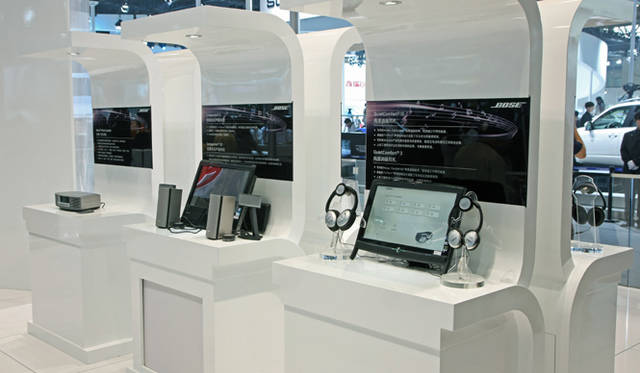 <strong>BOSE｜ボーズ</strong>　ブース内では、モニター、ヘッドフォン、スピーカーなどホームオーディオ製品の展示も