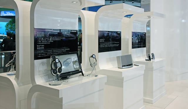 <strong>BOSE｜ボーズ</strong>　ブース内では、モニター、ヘッドフォン、スピーカーなどホームオーディオ製品の展示も