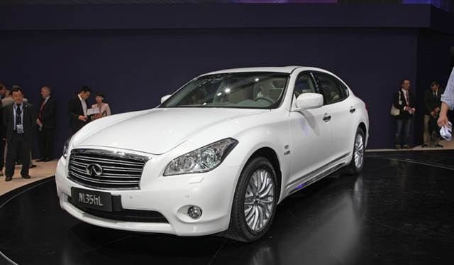 <strong>INFINITI　M35hL｜インフィニティ M35hL</strong>　北京にてワールドプレミアとなったインフィニティ　Lはロングホイールベースバージョンを意味する