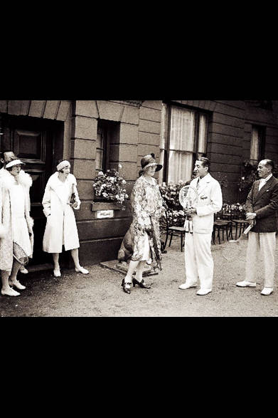 <strong>LACOSTE｜ラコステ</strong>　1928年のロンドン。ルネ・ラコステ（右から2番目）と「テニスティック」を開催したレディ・ウェーバートリー