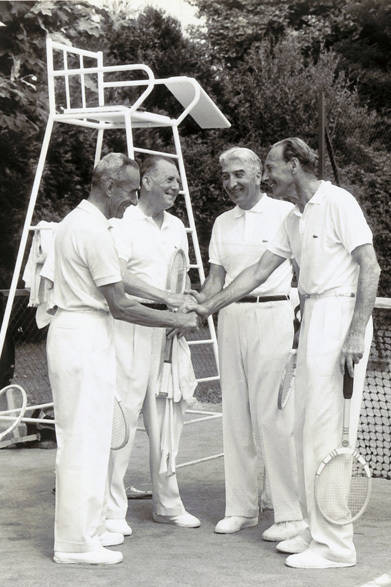 <strong>LACOSTE｜ラコステ</strong>　アンリ・コシェ、ジャック・ブリュニョン、ルネ・ラコステ、ジャン・ボロトゥの、フランステニス界で一時代を築いた名プレーヤーたち。“四銃士”と称された