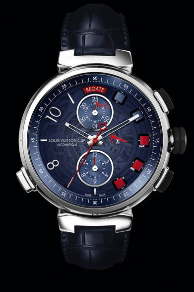 公式タイムキーパーを務める第34回アメリカズカップ、またその挑戦艇を決めるルイ・ヴィトン カップが2013年におこなわれることから、「海」をテーマにした新作を数多く発表したルイ・ヴィトン。<br /><br />  まずひとつめに紹介したいのがこちら。2010年に発表された「タンブール スピン・タイム」の最新作だ。レガッタがスタートするまでの5分間をカウントダウンする、アイコニックなムーブメントを搭載したモデルである。<br /><br />  <strong>タンブール レガッタ スピン・タイム</strong><br /> 592万5150円（参考価格）<br /> 自動巻き、直径45.5mm、 WG<br /> 2012年11月以降発売予定<br /><br />  ルイ・ヴィトン カスタマーサービス<br /> Tel. 03-3478-2100