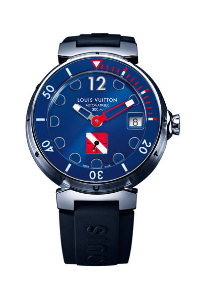 2010年に発表された「タンブール ダイヴィング ブルー」の新作。逆回転防止式のケースと一体化した回転ベゼル、無駄のない美しいフォルムの文字盤、最適な視認性を保つスーパーミノルバがほどこされたディスプレイなど、デザイン的にも機能的にも独特の魅力がある。<br /><br />  <strong>タンブール オトマティック ダイヴィング ブルー XL </strong><br /> 58万2750円（参考価格）<br /> 自動巻き、直径44mm、SS<br /> 2012年7月以降発売予定<br /><br />  ルイ・ヴィトン カスタマーサービス<br /> Tel. 03-3478-2100