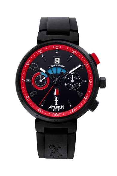アメリカズカップの新ルール、スタート前にポジションを決めるための5分間カウントダウン。そのルールのニーズに則ったレガッタ・ウォッチがこちら。ラバーづかいや黒×レッドのカラーリングがタフな印象も与えてくれる、力強いアイテムである。<br /><br />  <strong>タンブール アメリカズカップ オトマティック クロノグラフ</strong><br /> 106万500円<br /> 自動巻き、直径44mm、ラバーモールディングをほどこしたSSケース<br /><br />  ルイ・ヴィトン カスタマーサービス<br /> Tel. 03-3478-2100