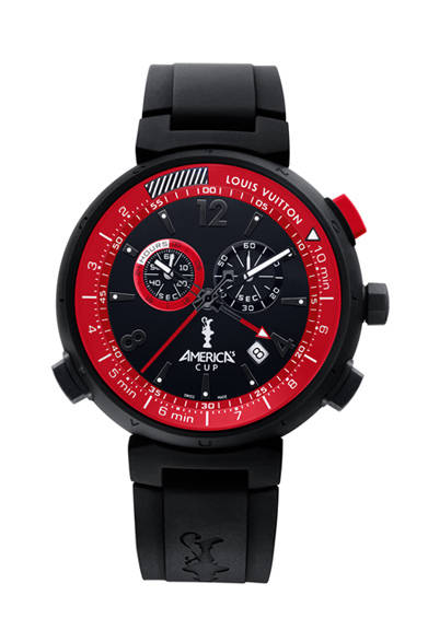 オーディオインディケーター付きのレガッタ機能を搭載し、1分～10分のあいだでカウントダウンを設定することが可能。クロノグラフとアラームという、海では欠かせない機能も同時に搭載されているのもうれしい。<br /><br />  <strong>タンブール アメリカズカップ クロノグラフ</strong><br /> 58万2750円<br /> クオーツ、直径44mm、ラバーモールディングをほどこしたSSケース<br /><br />  ルイ・ヴィトン カスタマーサービス<br /> Tel. 03-3478-2100