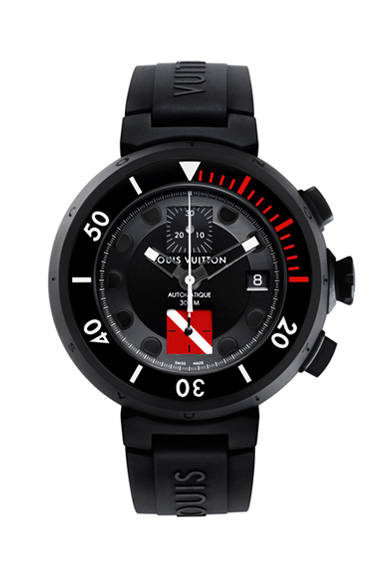 頑丈なケース、潜水に合わせて調整できるインデックス付きの回転式ベゼル、状況に合わせ最適な視認性を保つスーパーミノルバがほどこされたディスプレイ、ラバーストラップなど、本格的なダイヴィングウォッチのDNAがそのまま受け継がれたモデル。<br /><br />  <strong>タンブール オトマティック ダイヴィング クロノグラフ XL </strong><br /> 97万6500円（参考価格）<br /> 自動巻き、直径45.5mm、ラバーモールディングをほどこしたSSケース<br /><br />  ルイ・ヴィトン カスタマーサービス<br /> Tel. 03-3478-2100
