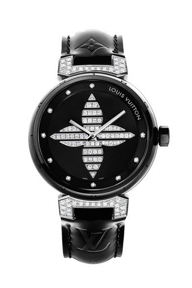 スチールの5倍の強度を誇る、傷つきにくい強力な素材でつくられた「タンブール フォーエヴァー セラミック」。長い年月を経ても、当初の輝きとカラーを失わないのがうれしい。<br /><br />  <strong>タンブール フォーエヴァー セラミック MM ノワール</strong><br /> 128万1000円（参考価格）<br /> クオーツ、直径34mm、セラミック<br /> 2012年10月以降発売予定<br /><br />  ルイ・ヴィトン カスタマーサービス<br /> Tel. 03-3478-2100