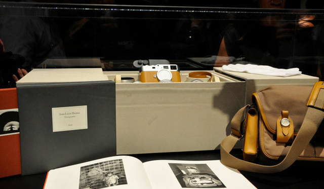 <strong>Leica｜ライカ</strong>　ライカM9-Pエルメスエディション。エルメス製のカメラバッグとジャン・ルイ・デュマ氏の撮影した写真集が付属する豪華セットもある