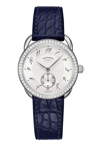 エルメスファミリーの4代目、創始者の孫にあたる女の子のために、懐中時計にエルメスのアトリエの革を使ってストラップをつけた腕時計が作られたのが1912年のこと。それから100年。エルメスはヴォーシェ社とともに開発した、自社エクスクルーシブの新ムーブメント(レディス「H1912」、メンズ「H1837」)を搭載したモデルを発表。<br /><br />レディスからは、この「アルソー」。エルメスのレディスでは初となる、本格的な機械式時計だ。<br /><br /><strong>アルソー</strong><br />149万1000円（予価）<br />自動巻き、直径34mm、SS<br />2012年 年末発売予定<br />©Gravoractual<br />エルメスジャポン<br />Tel.03-3569-3300