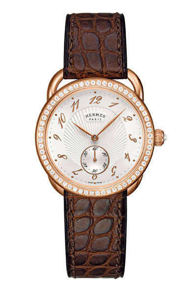 こちらも、あたらしいムーブメント「H1912」を搭載した「アルソー」。ピンクゴールドのケースで、優美さが際立つ。<br /><br /><strong>アルソー</strong><br />273万円（予価）<br />自動巻き、直径34mm、PG<br />2012年 年末発売予定<br /><br />©Gravoractual<br /><br />エルメスジャポン<br />Tel.03-3569-3300