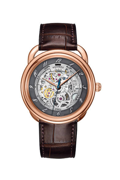 2010年に発表された「アルソー スケルトン」にも、ピンクゴールド素材がくわわった。深みのあるブラックゴールド色の文字盤の、中央から覗く精緻なムーブメントが、「時」に表情をもたらす。<br /><br /><strong>アルソー スケルトン</strong><br />231万円（予価）<br />自動巻き、直径41mm、PG<br />2012年 年末発売予定<br /><br />©Gravoractual<br /><br />エルメスジャポン<br />Tel.03-3569-3300