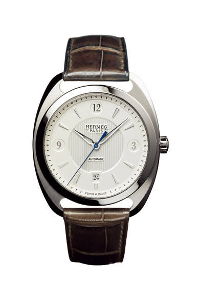 2003年に発表された「ドレサージュ」は文字盤がリニューアルされ、ヴォーシェ社製のあたらしいムーブメント「H1837」が搭載された。「H1837」はエルメス創業の年を表し、その歩んできた時間の深みを物語るかのようだ。<br /><br /><strong>ドレサージュ シンプルカレンダー</strong><br />81万9000円（予価）<br />自動巻き、ケースサイズ40.5×38.4mm、SS<br />2012年 年末発売予定<br /><br />©Paul Lepreux<br /><br />エルメスジャポン<br />Tel.03-3569-3300