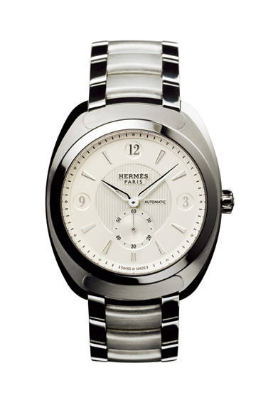 これまで「ドレサージュ」にはなかった、ブレスレットタイプがあらたに登場。サンドブラスト加工のインデックスや、ドレサージュ（馬場馬術）を思わせる円で囲まれた数字など、立体的なディテールが美しく映える。<br /><br /><strong>ドレサージュ シンプルカレンダー</strong><br />92万4000円（予価）<br />自動巻き、ケースサイズ40.5×38.4mm、SS<br />2012年 年末発売予定<br /><br />©Paul Lepreux<br /><br />エルメスジャポン<br />Tel.03-3569-3300