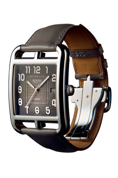 1991年に発表された、北米マサチューセッツ州東端の岬の名を持つ時計「ケープコッド」。エルメスを代表するジュエリー「シェーヌ・ダンクル（錨の鎖）」から着想を得たデザインが特徴だ。今年は、新色エタン（すず）が登場。文字盤とストラップともに、深みのある発色を楽しみたい。<br /><br /><strong>ケープコッド</strong><br />44万1000円（予価）<br />自動巻き、ケースサイズ36.5×35.4mm、SS<br />2012年夏発売予定<br /><br />©Lionel Koretzky<br /><br />エルメスジャポン<br />Tel.03-3569-3300