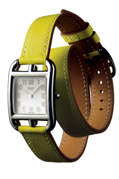 レディスの「ケープコッド」にも新色登場。コーディネイトの差し色にもなりそうな、鮮やかなライムカラーだ。革づかいを得意とするエルメスらしい、ドゥブルトゥールストラップがポイント。<br /><br /><strong>ケープコッド</strong><br />24万1500円<br />クォーツ、ケースサイズ23.0×23.0mm、SS<br /><br />©Lionel Koretzky<br /><br />エルメスジャポン<br />Tel.03-3569-3300