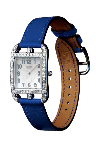 新色「ブルー・エレクトリック」のストラップに、マザーオブパールの文字盤、そしてベゼルにはダイヤモンドがあしらわれたラグジュアリー・ウォッチ。<br /><br /><strong>ケープコッド</strong><br />88万7250円<br />クォーツ、ケースサイズ23.0×23.0mm、SS×ダイヤモンド×マザーオブパール<br /><br />©Lionel Koretzky<br /><br />エルメスジャポン<br />Tel.03-3569-3300