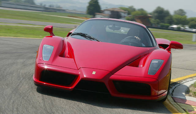 <strong>Ferrari Enzo｜フェラーリ エンツォ</strong><br>2002年に登場した、創業者、エンツォ・フェラーリの名を冠するモデル　リアミッドに搭載された6リッターのV12型エンジンは最高出力669psを発生する　カーボンファイバーボディなどF1由来のテクノロジーを使用し349台限定で生産された　日本人デザイナー ケン・奥山がデザインを担当したことでも知られる