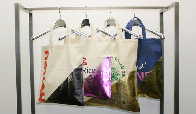 <strong>TOGA｜トーガ</strong>　カラー箔コットンバッグ各3150円