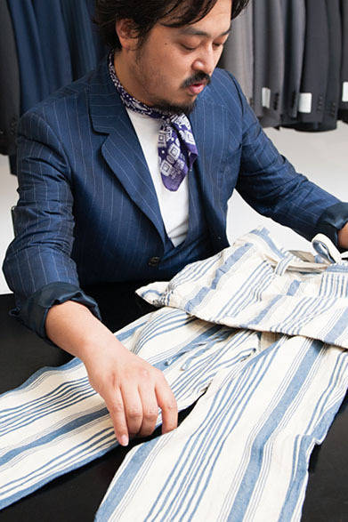 <strong>UNITED ARROWS｜ユナイテッドアローズ</strong>　パンツ1万9950円、エプロン1万7850円（ティーエスエス／ユナイテッドアローズ 原宿本店 メンズ館）