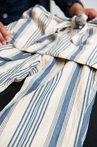 <strong>UNITED ARROWS｜ユナイテッドアローズ</strong>　パンツ1万9950円、エプロン1万7850円（ティーエスエス／ユナイテッドアローズ 原宿本店 メンズ館）