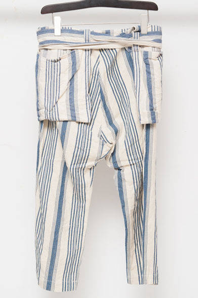 <strong>UNITED ARROWS｜ユナイテッドアローズ</strong>　パンツ1万9950円、エプロン1万7850円（ティーエスエス／ユナイテッドアローズ 原宿本店 メンズ館）